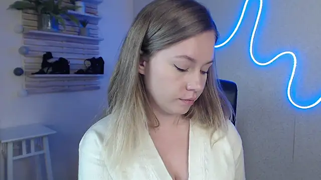 holly xglam online show from March 12, 2025, 3:24 am