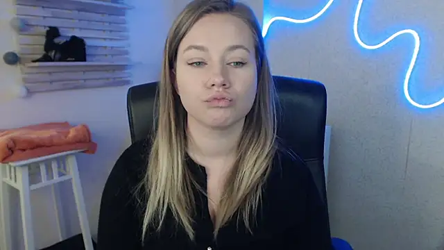 holly xglam online show from March 18, 2025, 6:25 am