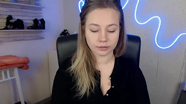 holly xglam online show from March 19, 2025, 12:04 am