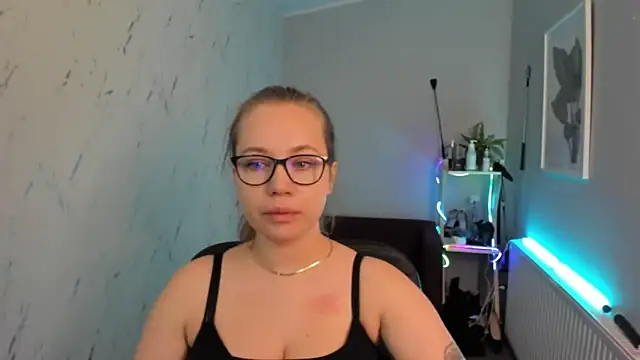 holly xglam online show from September 24, 2025, 5:05 pm