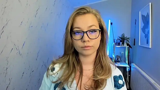 holly xglam online show from September 30, 2025, 4:56 pm