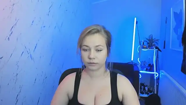 holly xglam online show from October 13, 2025, 4:51 pm