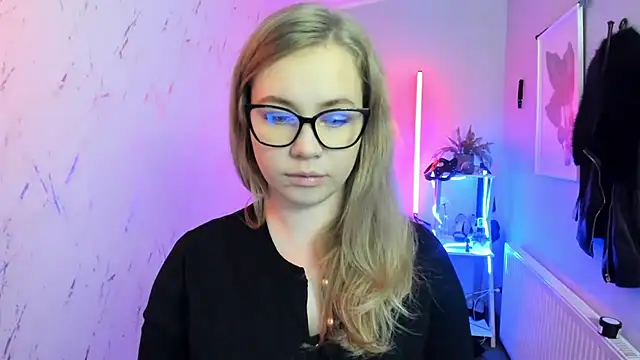 holly xglam online show from November 11, 2025, 5:46 pm