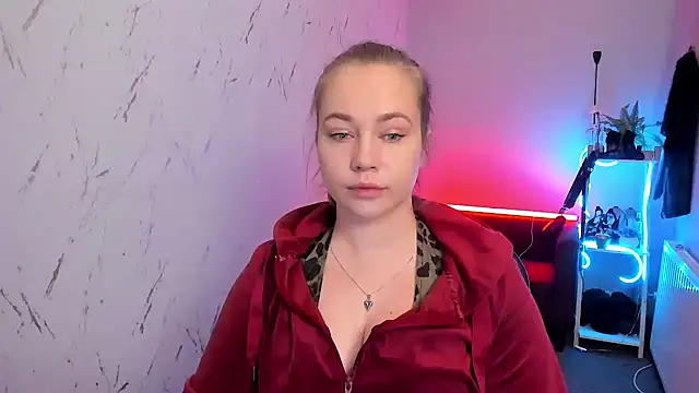 holly xglam online show from March 18, 2026, 8:01 pm