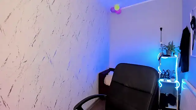 holly xglam online show from April 28, 2026, 3:50 pm