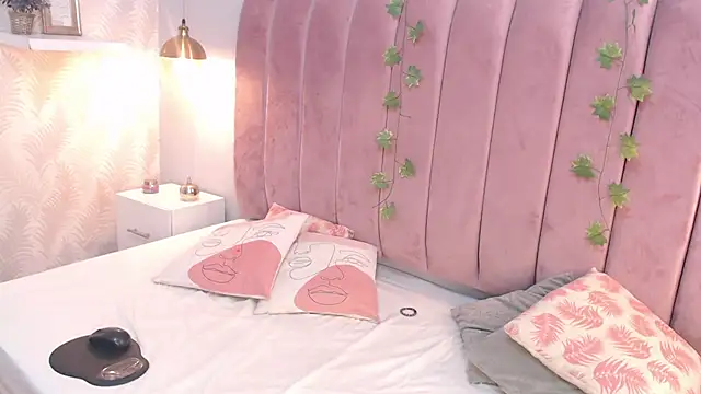 LeenaBrown online show from February 21, 2025, 7:10 pm