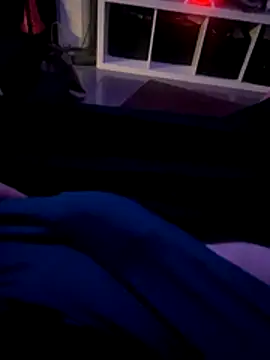 smallred12369 online show from December 5, 2025, 4:21 am