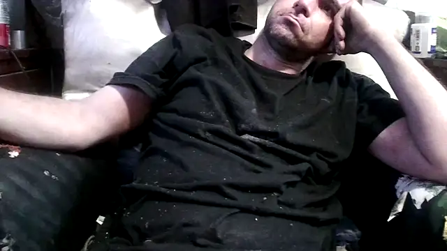 Snapshot of robeaulieu02 chatting on January 1, 2025, 7:43 pm robeaulieu02 online show from January 1, 2025, 7:43 pm