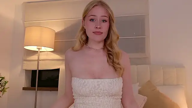 JuliaJaee online show from April 20, 2026, 4:43 pm