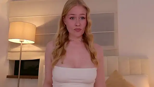 JuliaJaee online show from April 21, 2026, 6:01 pm