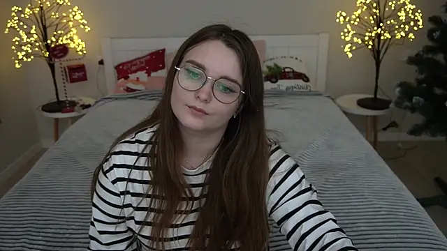 MagicPeachh  online show from December 18, 2024, 1:45 pm