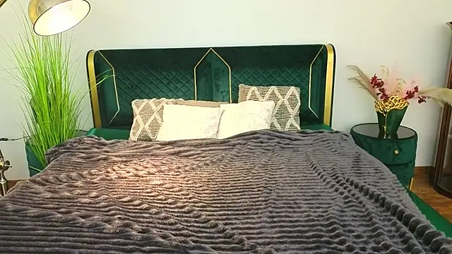 MagicPeachh  online show from April 15, 2026, 5:58 am