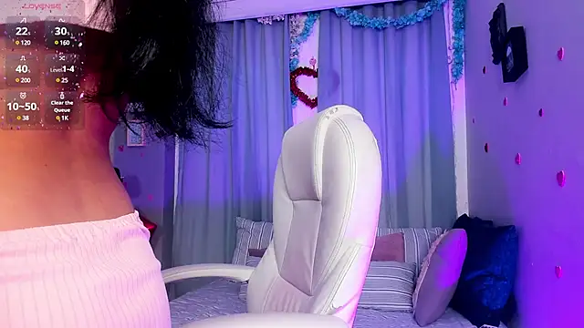 Chloe fischer  online show from February 25, 2025, 2:44 pm