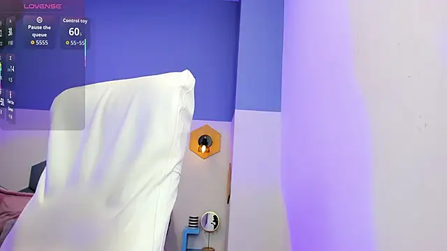 Chloe fischer  online show from September 30, 2025, 3:28 pm