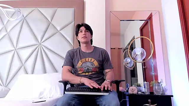 Karimferrer online show from December 13, 2024, 4:22 am