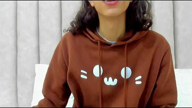 FreyaMoller online show from December 3, 2025, 1:53 pm