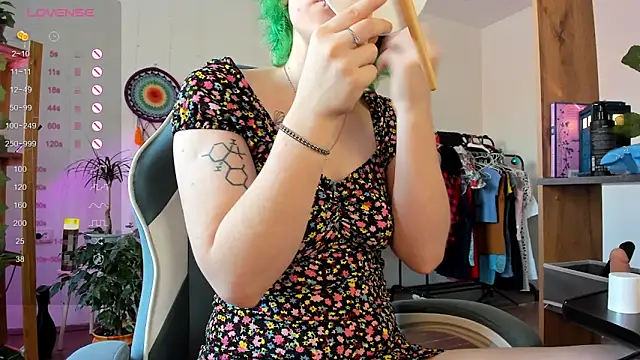 alisahug online show from March 5, 2025, 7:05 am