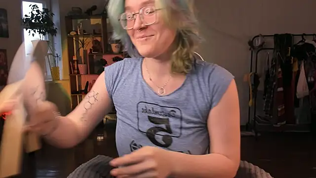 alisahug online show from September 30, 2025, 12:21 pm