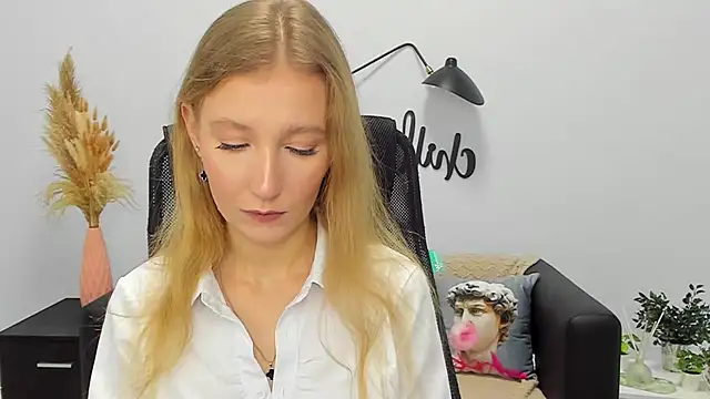 LolaWilsons online show from January 10, 2025, 9:44 am