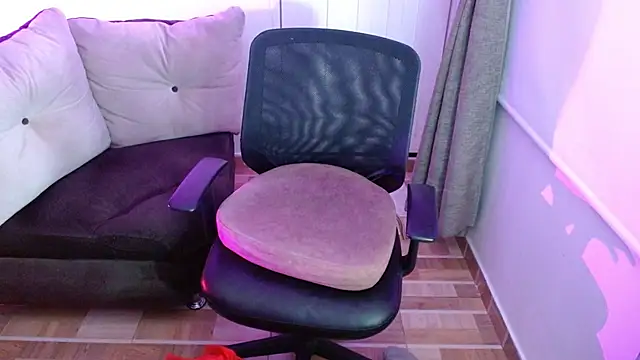 milfrousse online show from October 6, 2025, 10:02 am