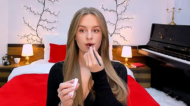 RozzitaBedberry online show from February 2, 2025, 4:11 pm