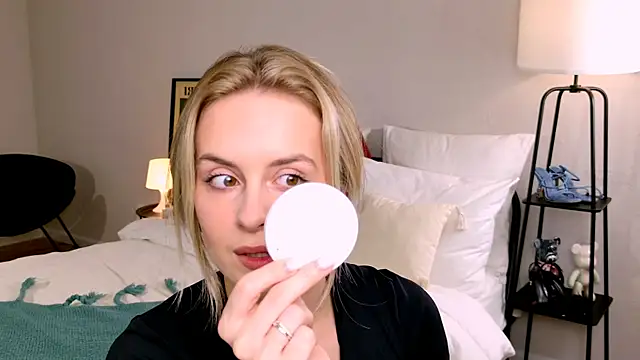 RozzitaBedberry online show from September 20, 2025, 6:14 am