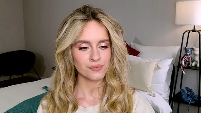 RozzitaBedberry online show from November 22, 2025, 9:47 pm