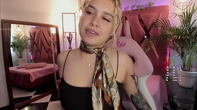 Haelycute online show from February 9, 2025, 12:19 pm