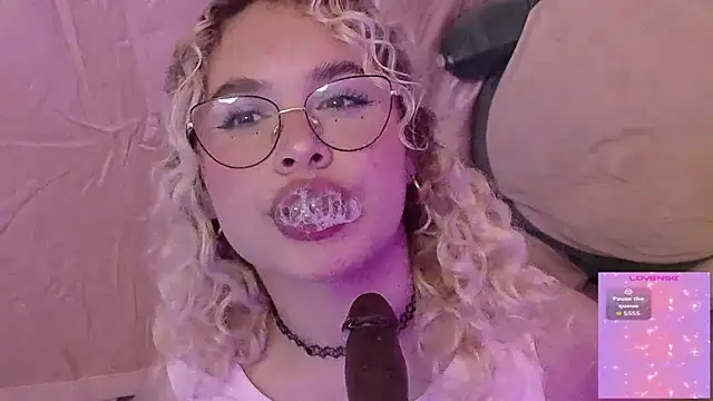 Snapshot of Haelycute chatting on May 8, 2026, 11:32 pm Haelycute online show from May 8, 2026, 11:32 pm