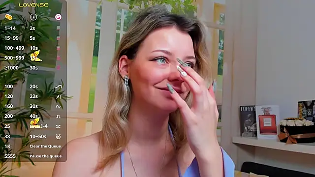 pretty little thing online show from January 31, 2025, 3:44 pm