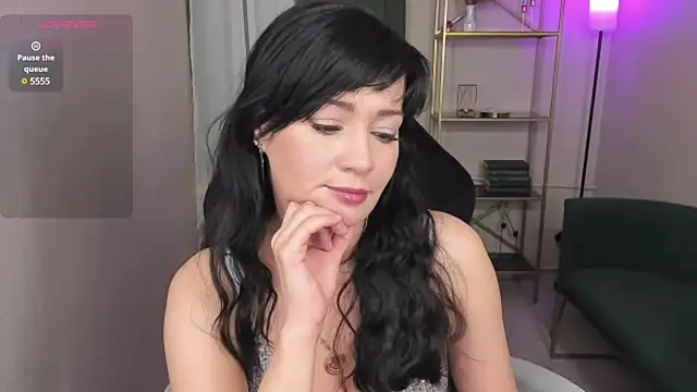 Julia  Frey online show from February 11, 2025, 8:52 pm