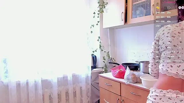 Julia  Frey online show from November 8, 2025, 5:40 am