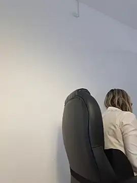 Cata Office-12 online show from November 13, 2025, 9:14 pm