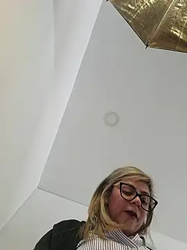 Cata Office-12 online show from November 19, 2025, 8:20 pm