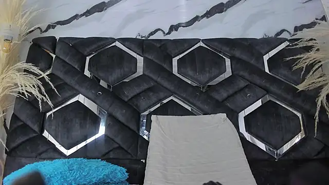 Alexa Smith   online show from December 4, 2025, 5:28 am