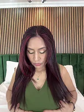 MonicaMoret online show from April 18, 2026, 12:20 pm