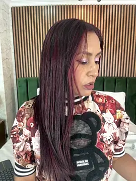 MonicaMoret online show from April 21, 2026, 12:33 pm