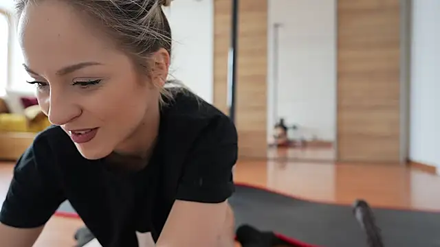 missdaisydiamond777 online show from February 21, 2025, 10:28 am