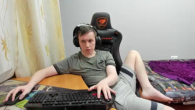 iliaskrislove online show from December 20, 2025, 6:37 pm