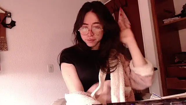 emily pearl  online show from December 4, 2025, 1:42 pm