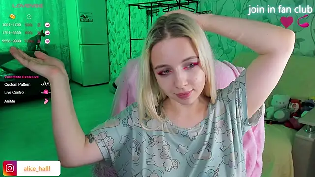 Snapshot of Alice_Halle chatting on December 2, 2024, 3:47 pm Alice Halle online show from December 2, 2024, 3:47 pm