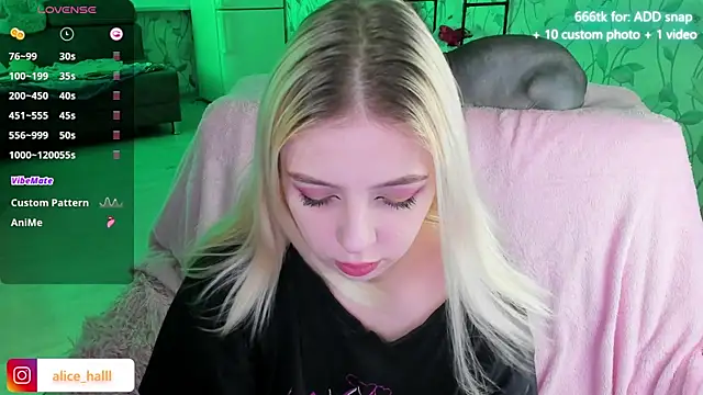 Snapshot of Alice_Halle chatting on December 13, 2024, 8:26 pm Alice Halle online show from December 13, 2024, 8:26 pm