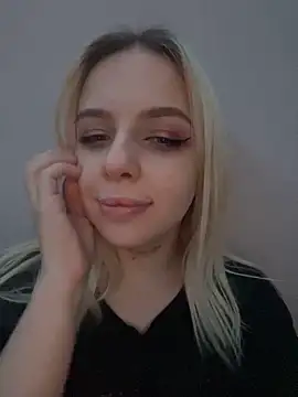 Snapshot of Alice_Halle chatting on December 14, 2024, 12:55 am Alice Halle online show from December 14, 2024, 12:55 am