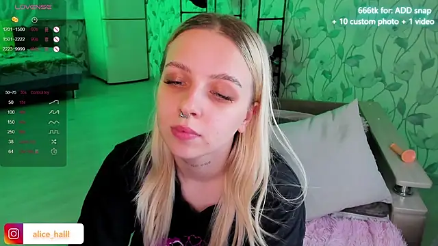 Snapshot of Alice_Halle chatting on January 3, 2025, 5:42 pm Alice Halle online show from January 3, 2025, 5:42 pm