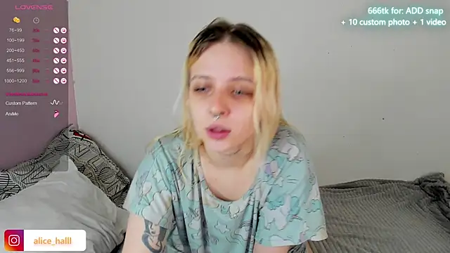 Snapshot of Alice_Halle chatting on January 22, 2025, 7:57 am Alice Halle online show from January 22, 2025, 7:57 am