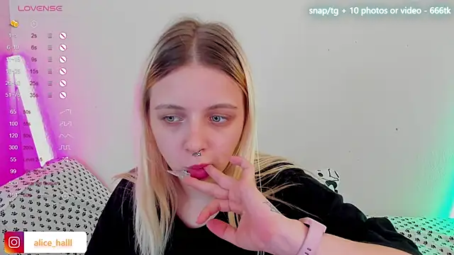 Snapshot of Alice_Halle chatting on February 4, 2025, 8:49 pm Alice Halle online show from February 4, 2025, 8:49 pm