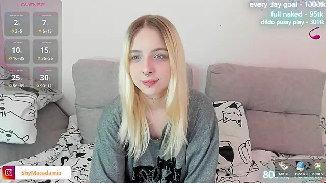 Snapshot of Alice_Halle chatting on March 9, 2025, 6:54 pm Alice Halle online show from March 9, 2025, 6:54 pm