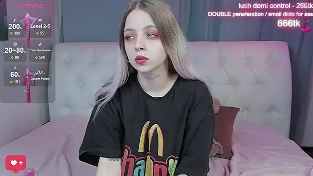 Snapshot of Alice_Halle chatting on October 20, 2025, 2:45 am Alice Halle online show from October 20, 2025, 2:45 am