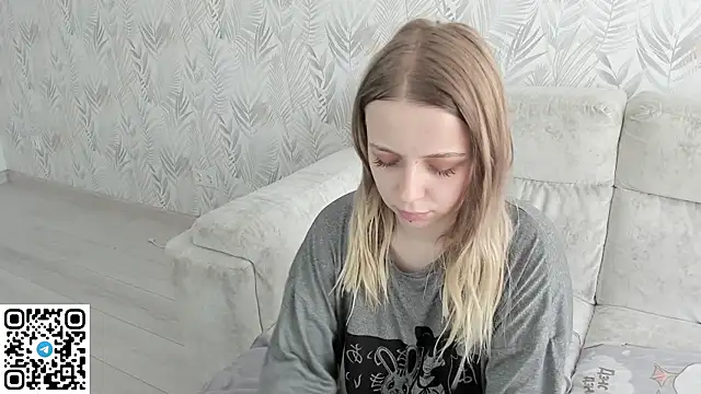 Snapshot of Alice_Halle chatting on June 3, 2026, 7:00 am Alice Halle online show from June 3, 2026, 7:00 am