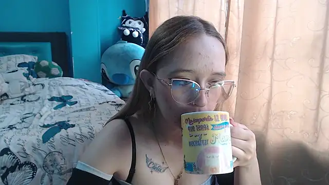 Liaroberts1 online show from March 12, 2025, 12:04 pm